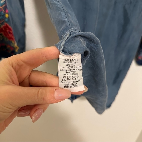 Johnny Was Indigo Blue Embroidered Tunic Blouse Size XS Women’s V Neck - Picture 7 of 8